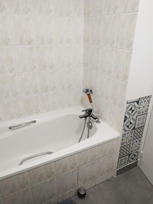 קלישי Superb Modern Apartment מראה חיצוני תמונה